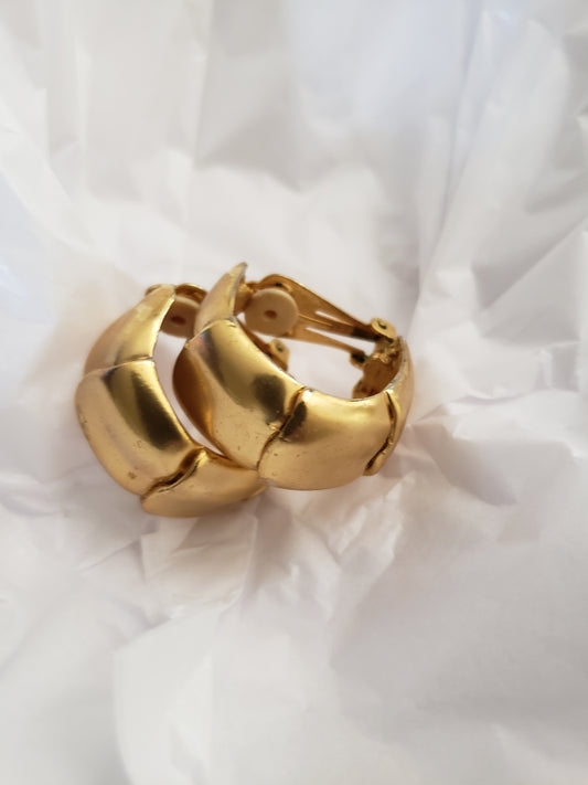 Gold Scalloped Earrings - Clip